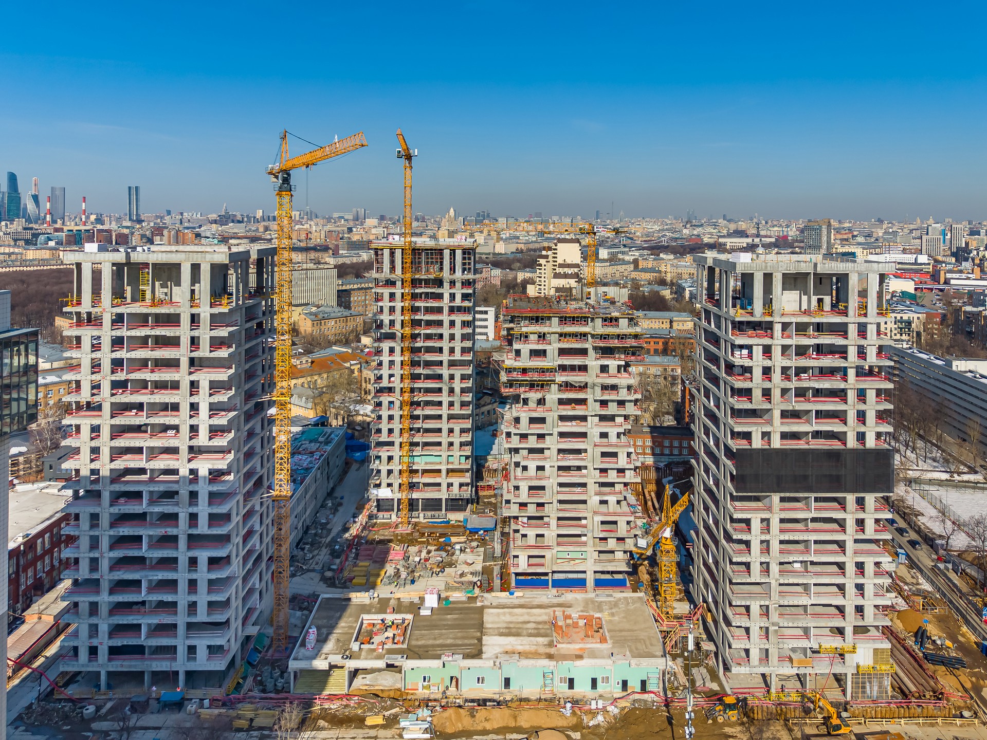 SHIFT: демонтировано два башенных крана